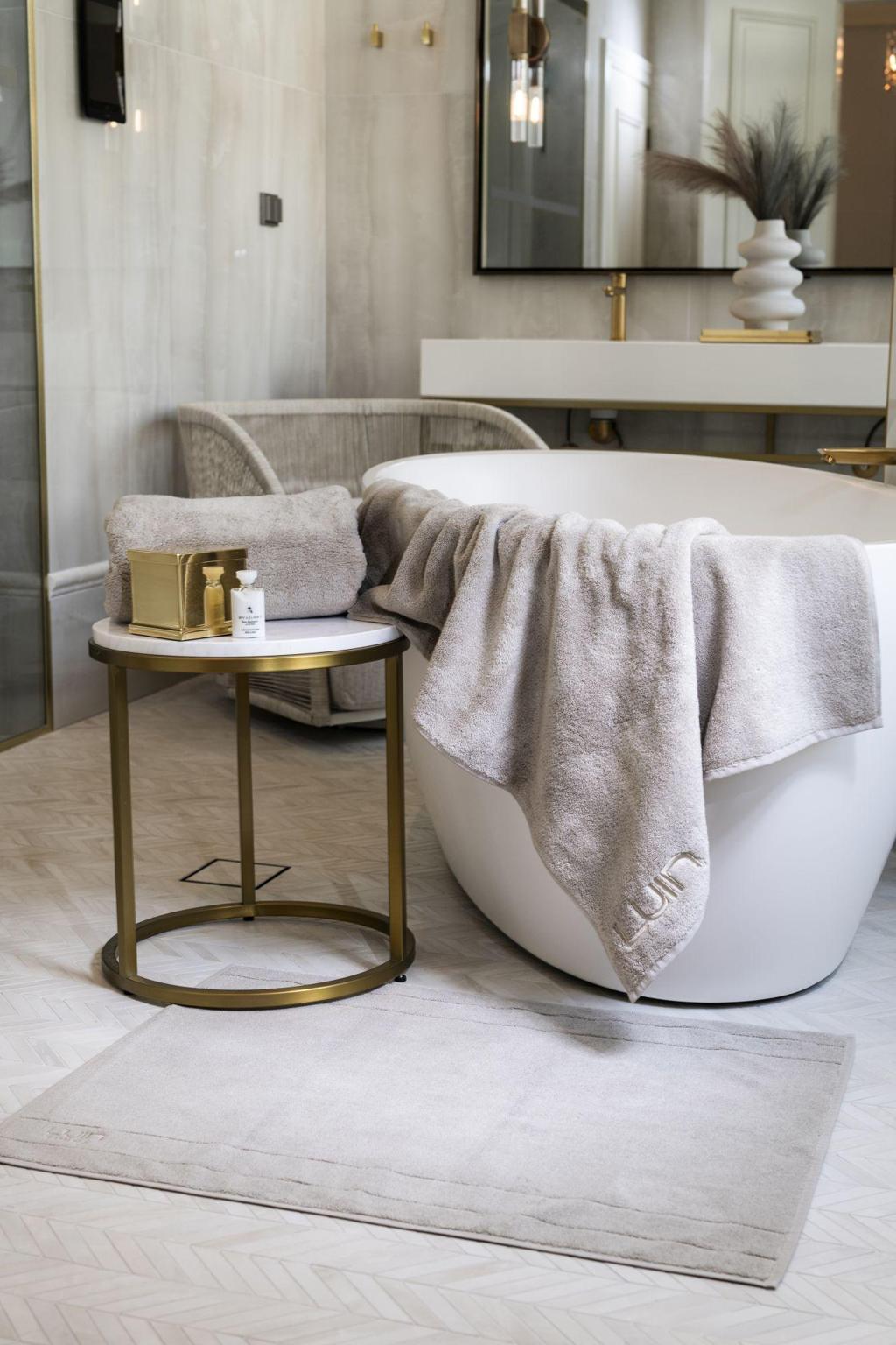 10 Easy Ways to Make Your Bathroom Feel More Luxurious Without Renovating 🛁✨