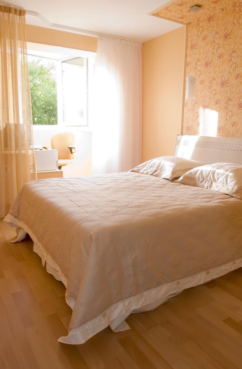 7 Simple Ways to Make Your Bedroom Feel Fresh Every Morning ☀️🛏️