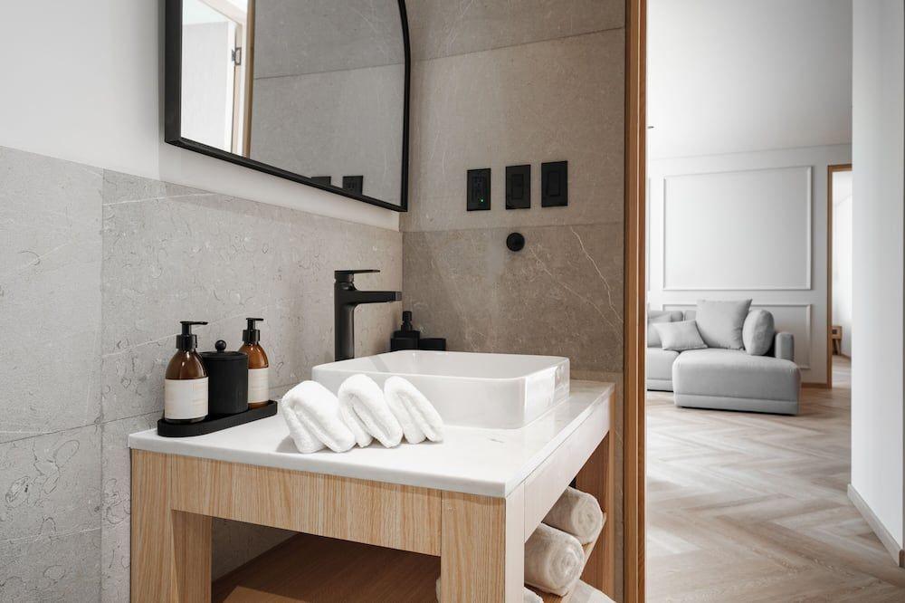 How to Create a Luxury Bathroom Countertop Without Clutter