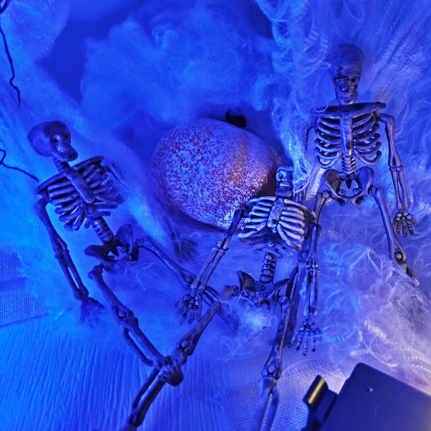 10 Pcs mini skeleton halloween decoration With hemp rope，6”small plastic posable halloween tiny skeleton figurines decor for Halloween Indoor Outdoor Graveyard Decor Haunted House Party Favors