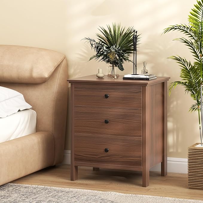 Giantex Nightstand with 3 Drawers, Wooden Side End Table with Solid Wood Legs, Retro 3-Drawer Bedside Table Night Stand for Bedroom Home Office Small Space, Easy Assembly, Brown