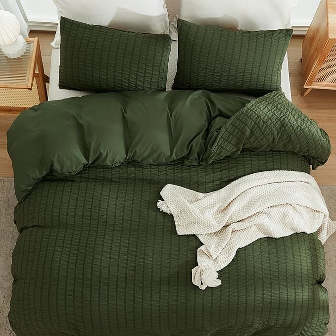 AveLom Dark Olive Green Seersucker Duvet Cover Set Queen (90 x 90 inches), 3 Pieces (1 Duvet Cover + 2 Pillowcases), Ultra Soft Washed Microfiber, Textured Duvet Cover with Zipper Closure, Corner Ties