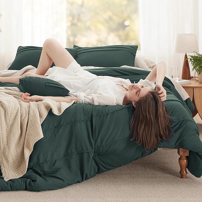Bedsure Emerald Green Queen Comforter Set - 4 Pieces Pinch Pleat Bed Set, Down Alternative Bedding Sets for All Season, 1 Comforter, 2 Pillowcases, 1 Decorative Pillow