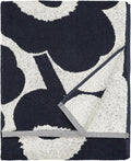 MARIMEKKO Unikko Terry Cotton Bath Towel (Dark Blue) – Floral Patterned Bath Towels – 59 in x 28 in